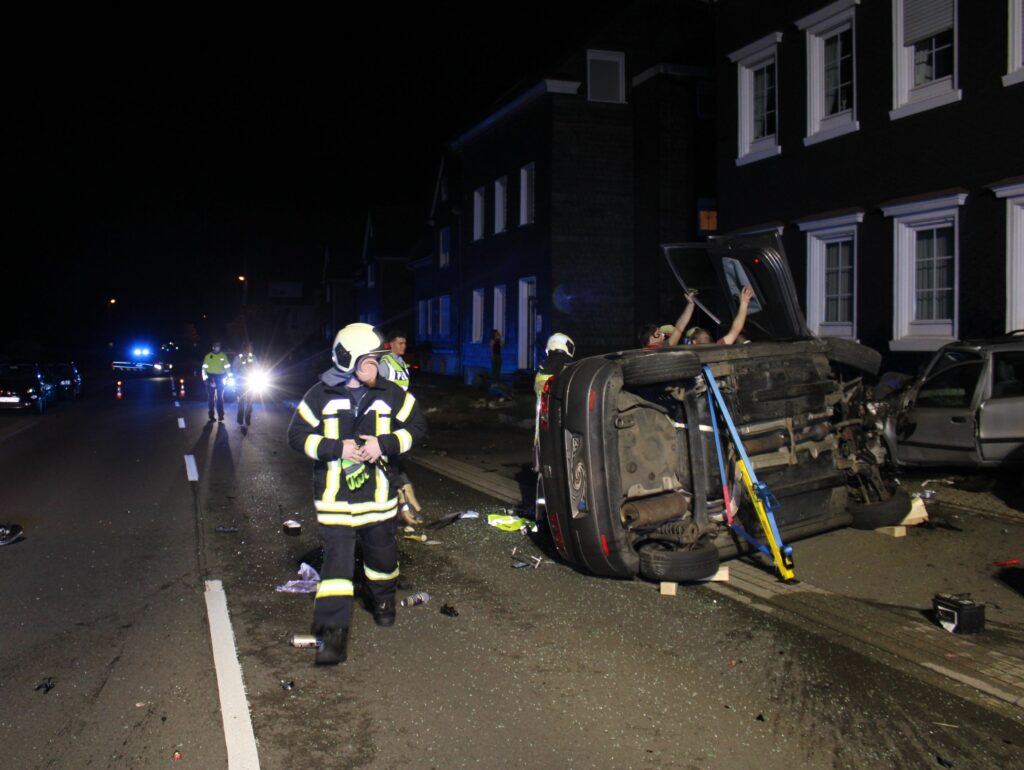 Nächtlicher Unfall mit zwei Verletzten und hohem Sachschaden Forum Wermelskirchen