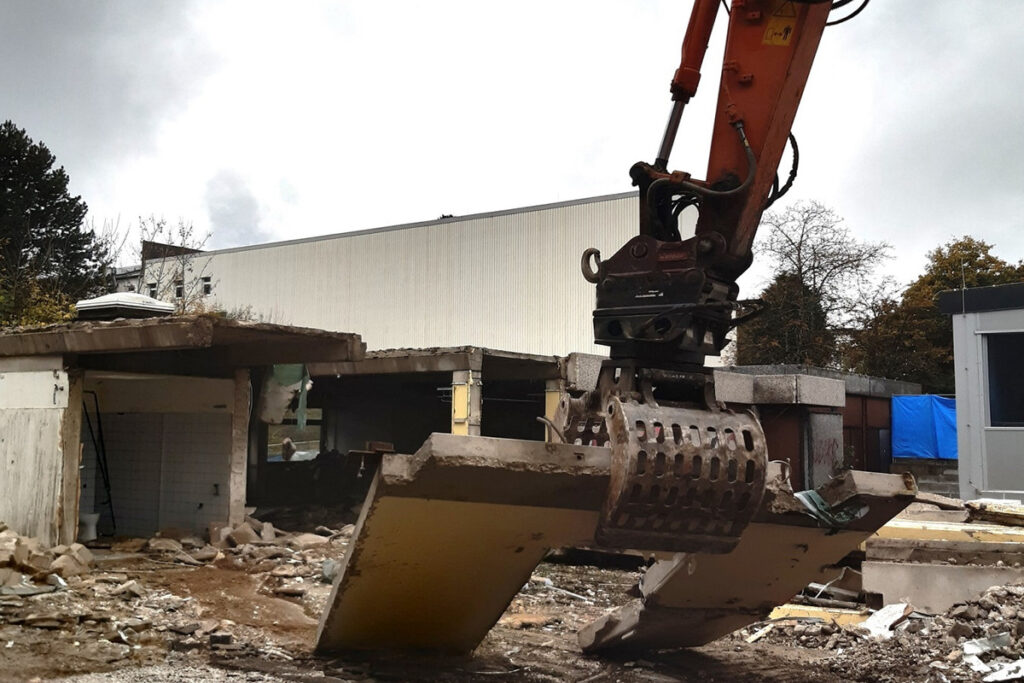 Grundschule-Ost: Für den Abriss der Gebäude ist schweres Gerät notwendig