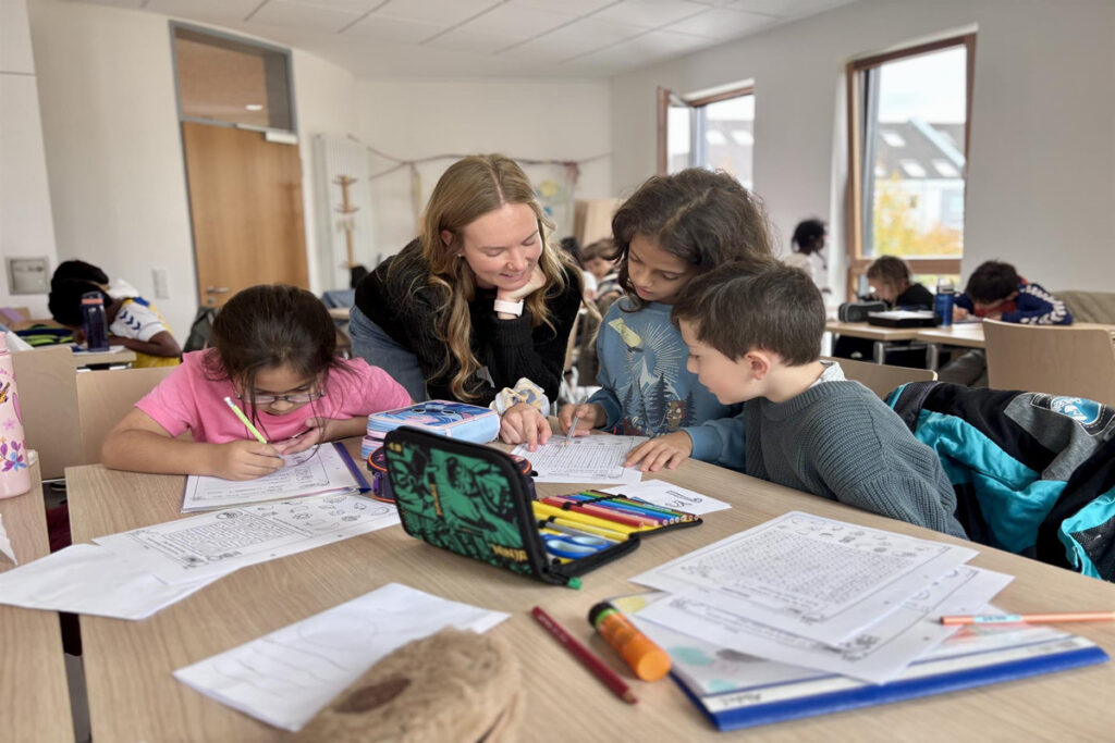 Kinder und Jugendliche machen sich bei kreisweiten Angeboten des Kommunalen Integrationszentrums in Bergisch Gladbach und Wermelskirchen „FIT in Deutsch“