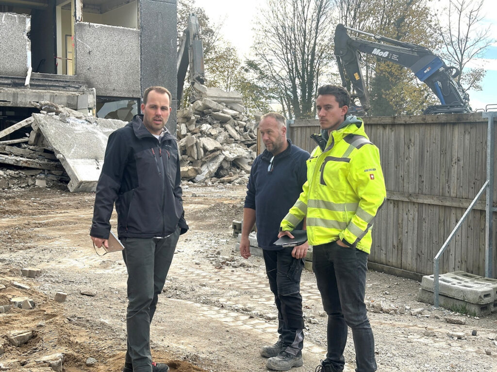 Baubesprechungen finden an Ort und Stelle regelmäßig statt, hier (v.l.): Timo Hädrich vom Amt für Gebäudemanagement, Polier Tobias Klausmeier und Nick Gerdes von GBU.