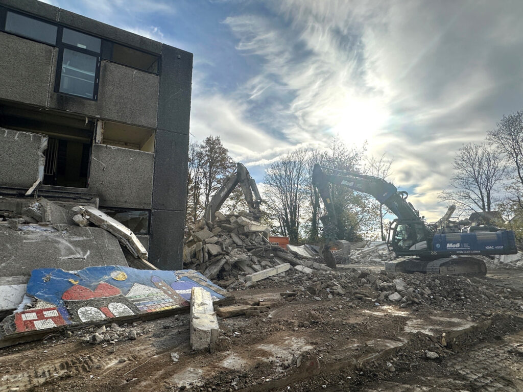 Von den drei ehemaligen Gebäuden der Grundschule-Ost ist nur noch eines übrig. Der Rückbau startet am Montag, 10. November.