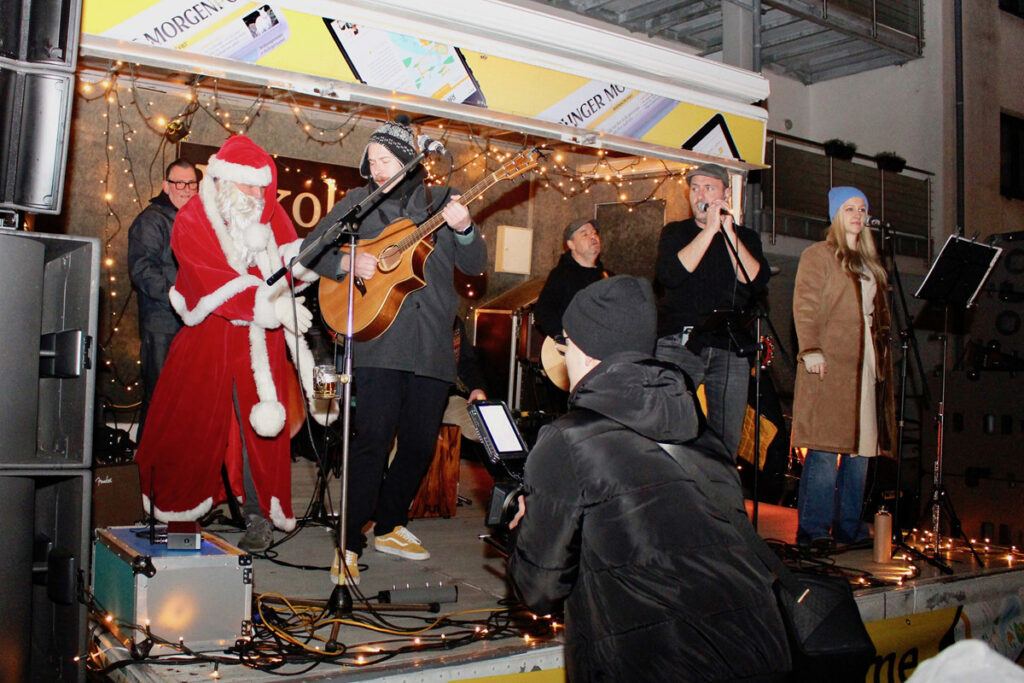 Verrückter Nikolaus sorgt für Aufsehen auf dem Weihnachtsmarkt
