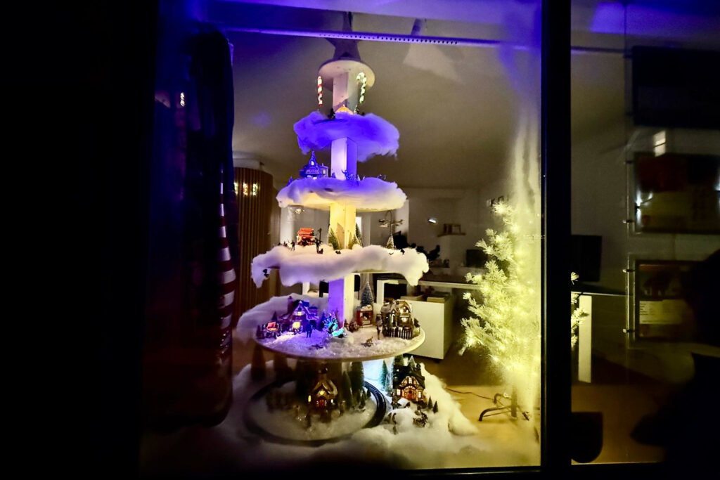 Adventsfenster Nr. 1 – feierlich eröffnet!