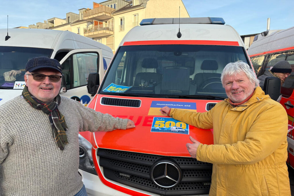 Mit 15 Rettungswagen im Konvoi Richtung Ukraine – Blau-Gelbes Kreuz überführt das 500. Fahrzeug