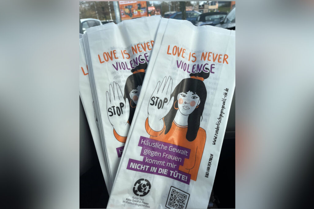 Keine Gewalt an Frauen: Brötchentüten machen auf Hilfsangebote und Unterstützung aufmerksam