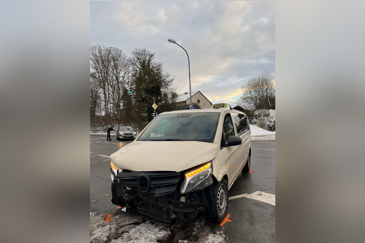 Wermelskirchen – Zusammenstoß im Kreuzungsbereich fordert einen Schwerverletzten