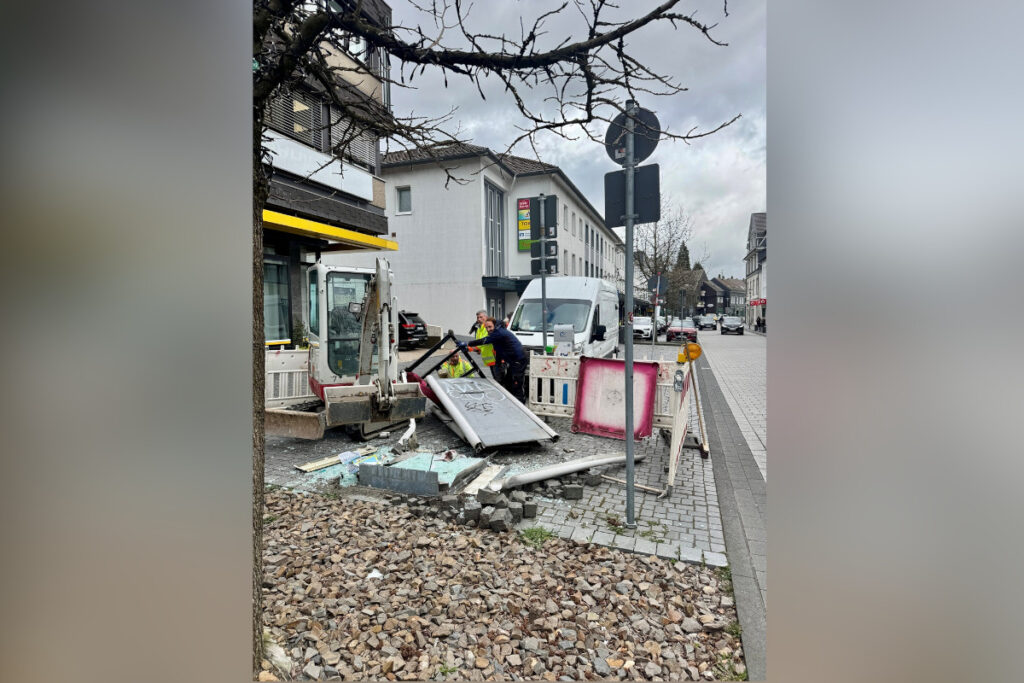 Adieu, Telefonzelle! Abriss schafft Platz für zeitgemäßere Nutzung