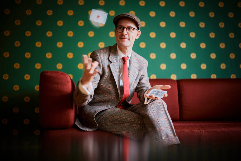 Er sieht völlig harmlos aus, aber das ist bereits der erste Trick