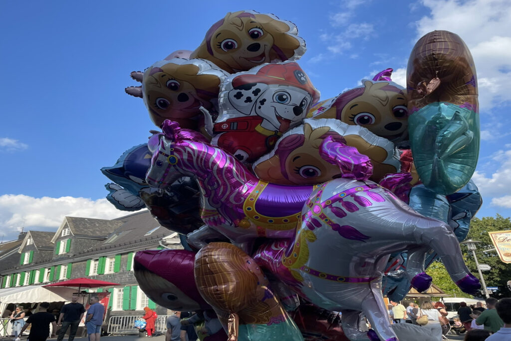 30 Fahrgeschäfte bei der Frühjahrskirmes auf dem Schwanenplatz
