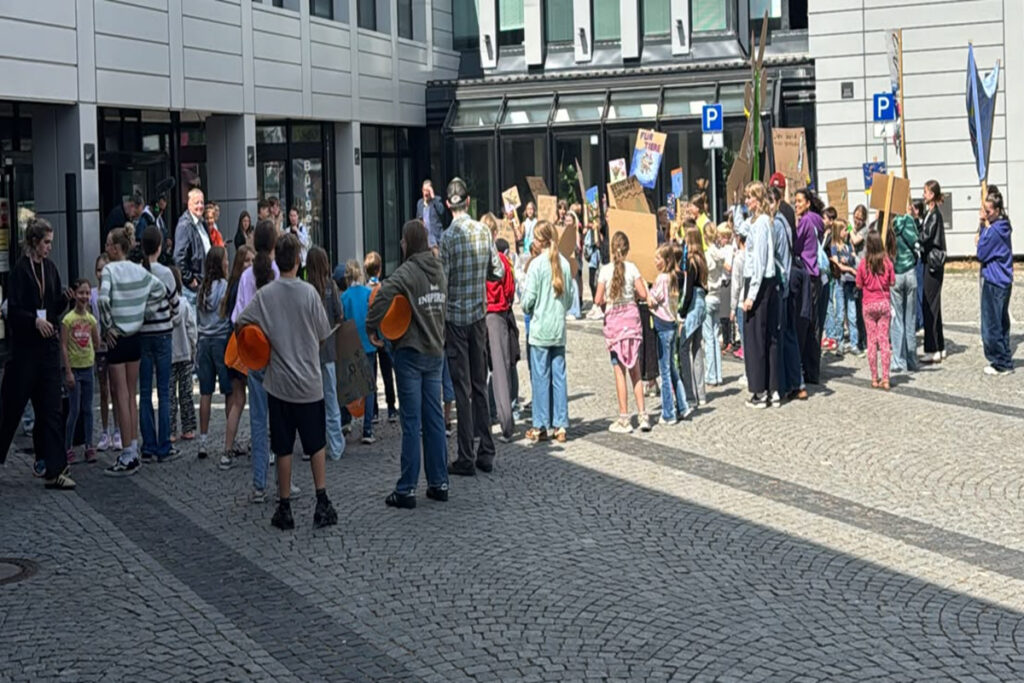 Demo der Kinderstadt mit großer Botschaft