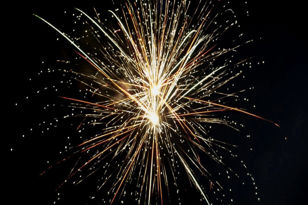 FEUERWERK UND TRADITION: BEWAHRUNG ODER NEUBEGINN?